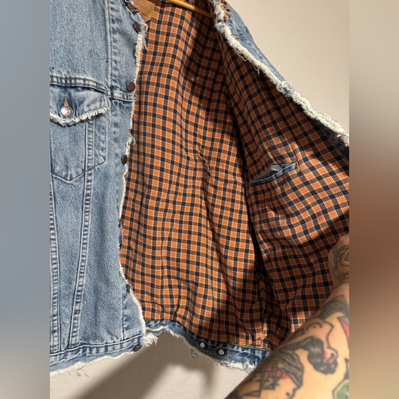 Vintage Levi’s Light Wash Heavily Distressed Denim Jacket - Picture 6 of 6